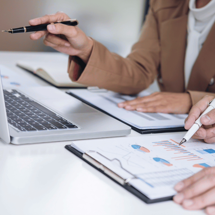 Business Consulting persone al computer