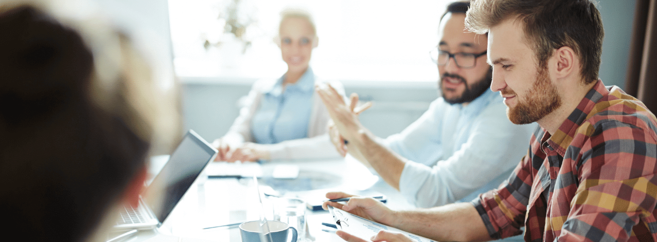 esperti in data quality management si confrontano in ufficio